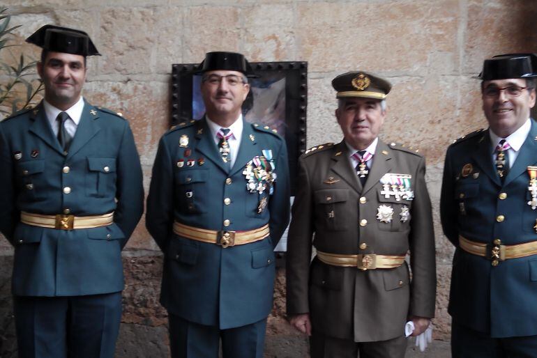 El Teniente Coronel, Humberto Urruchi y Jefe de la Comandancia en Ciudad Real junto al Subdelegado de Defensa, Javier Jiménez Castillejo (en el centro) a las puertas de la catedral.