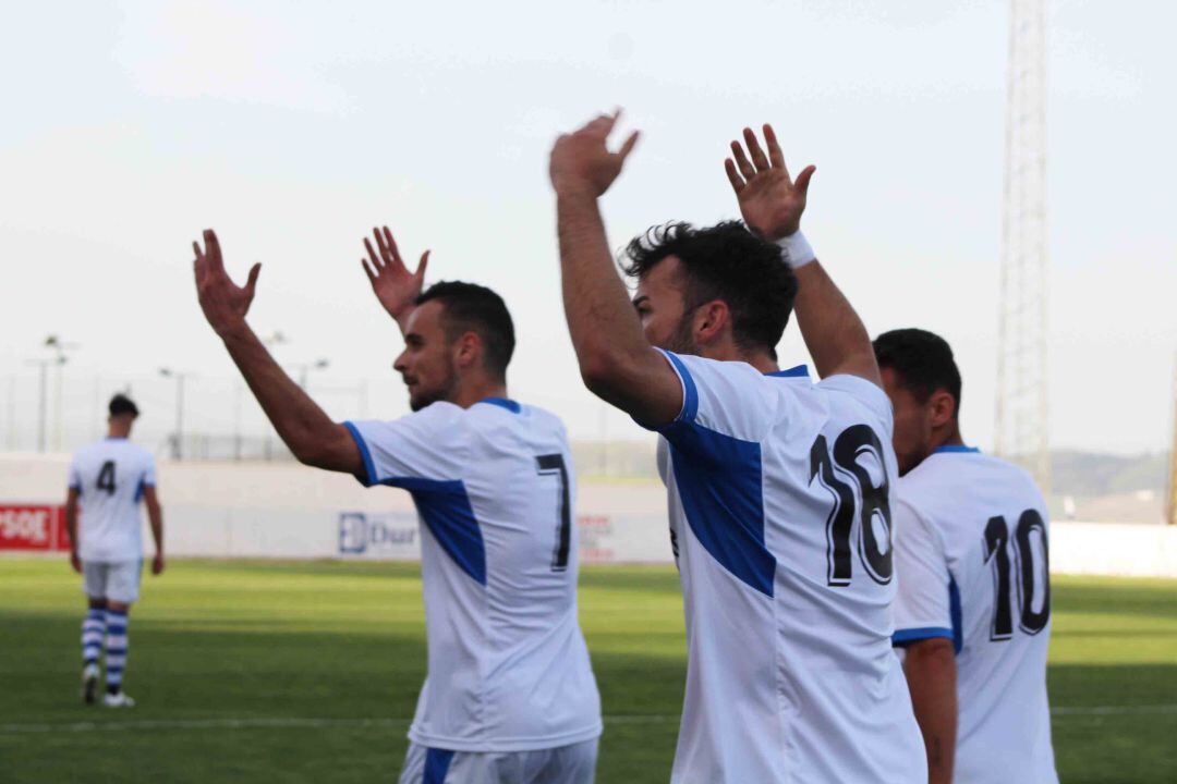 Giráldez y Sergio animando a la grada tras el primer gol 