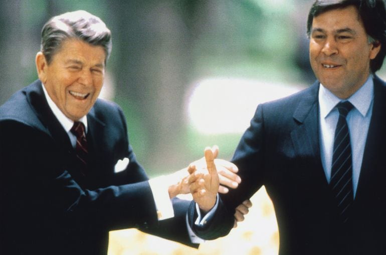 El 7 de mayo de 1985 el presidente Reagan visitó al entonces presidente Felipe González en el palacio de la Moncloa.