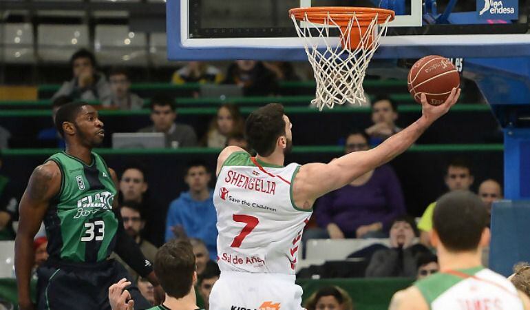 Tornike Shengelia entra a canasta con la presencia de Paul.