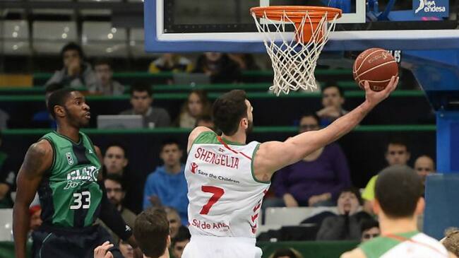 Tornike Shengelia entra a canasta con la presencia de Paul.