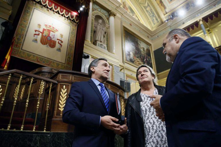 MADRID, 18/11/2014.- Los diputados del PNV, Xabier Agirre (i) y Begoña Arrondo, conversan con Xarli Prieto (PSE), durante el pleno del Congreso que esta tarde debate, entre otros asuntos, una proposición de ley del Parlamento Vasco que pide modificar los límites provinciales de Euskadi y de Castilla y León, y anexionar a Álava el condado burgalés de Treviño. EFE/JuanJo Martín