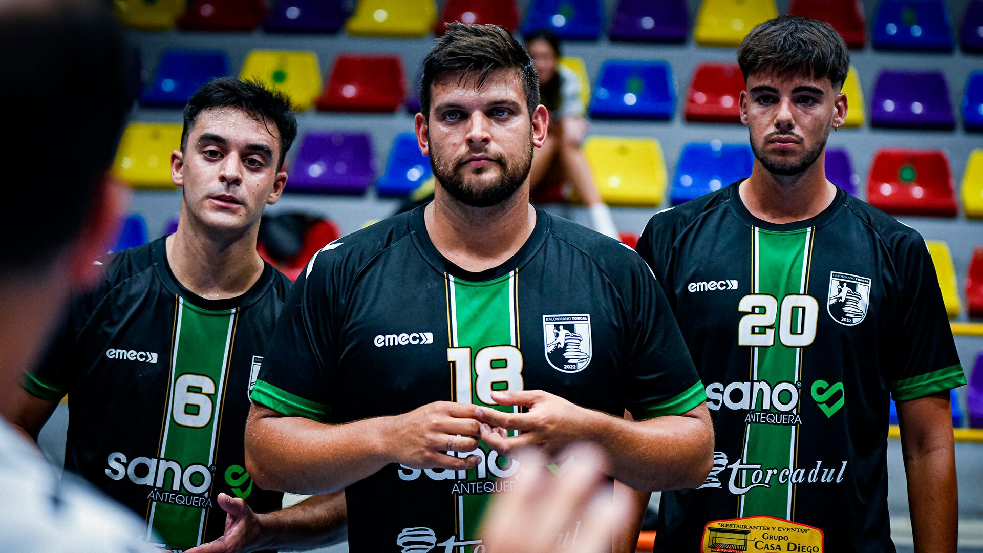 Guille Matas, Gonzalo Álvarez y Pablo Bravo recibiendo órdenes en el entrenamiento del Sano Antequera