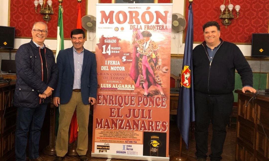 De izquierda a derecha, junto al cartel del festejo, el delegado de Fiestas Mayores en el Ayuntamiento moronense, Manuel Escalante; el empresario taurino Carmelo García y el alcalde de Morón de la Frontera, Juan Manuel Rodríguez