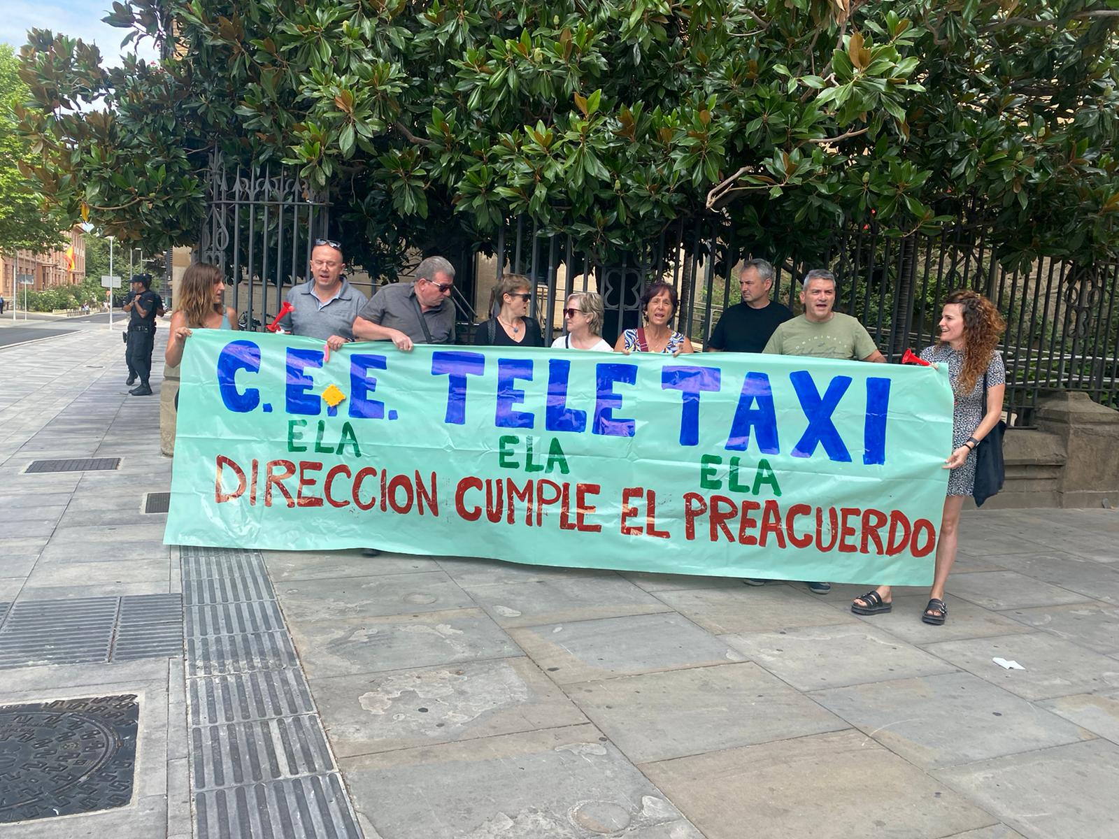 Trabajadores de Teletaxi San Fermín se manifiestan en la puerta de la Mancomunidad de la Comarca de Pamplona