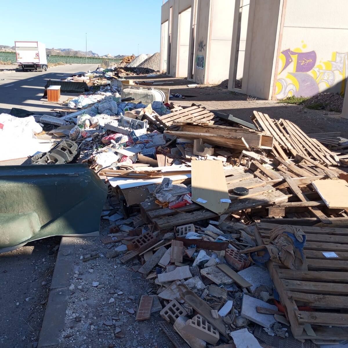 Hallan cadáveres de jabalíes, enseres y una gran tonelada de escombros en el Polígono Industrial de Águilas