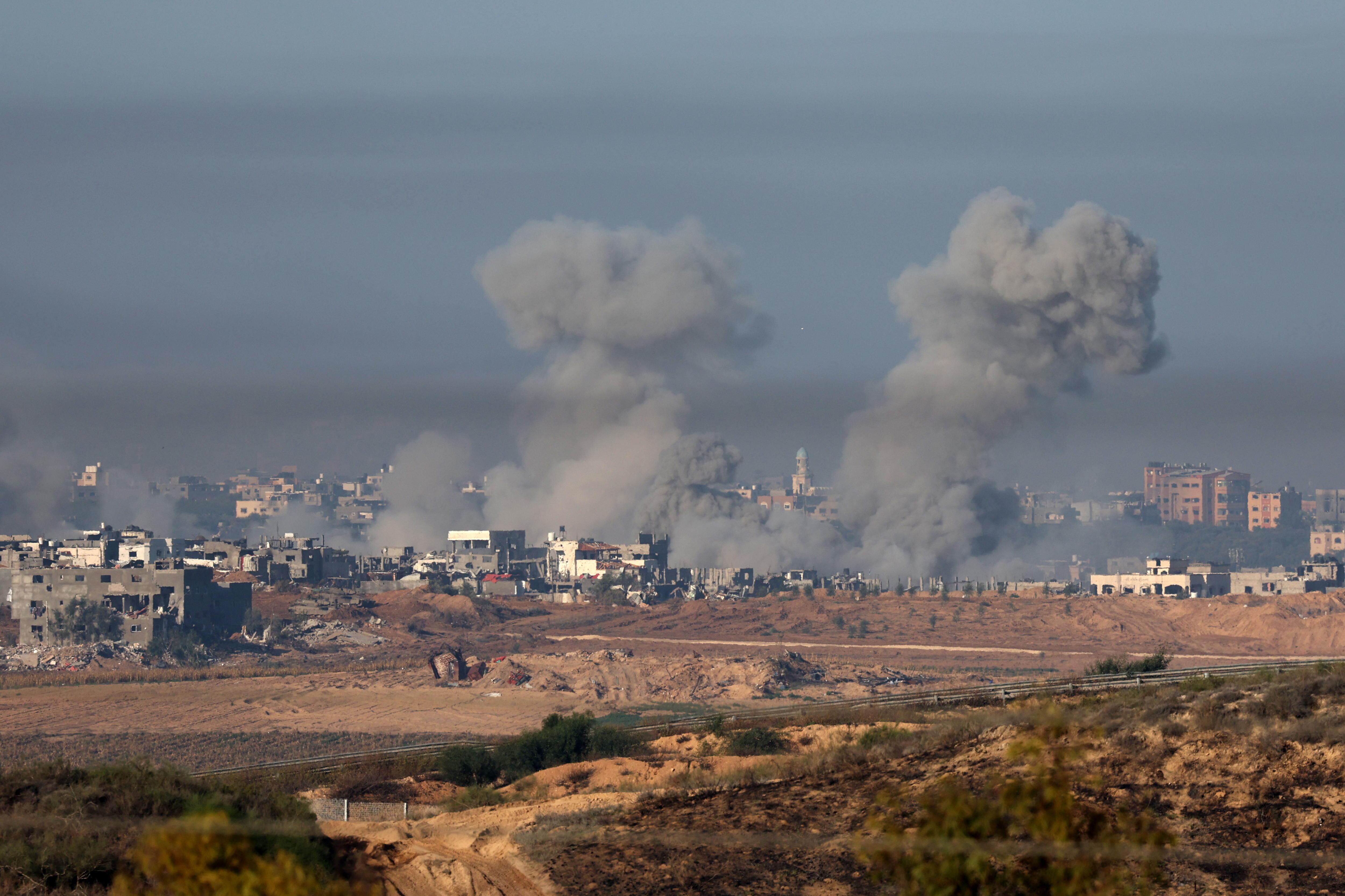 Columnas de humo en un terreno cercano a la Franja de Gaza