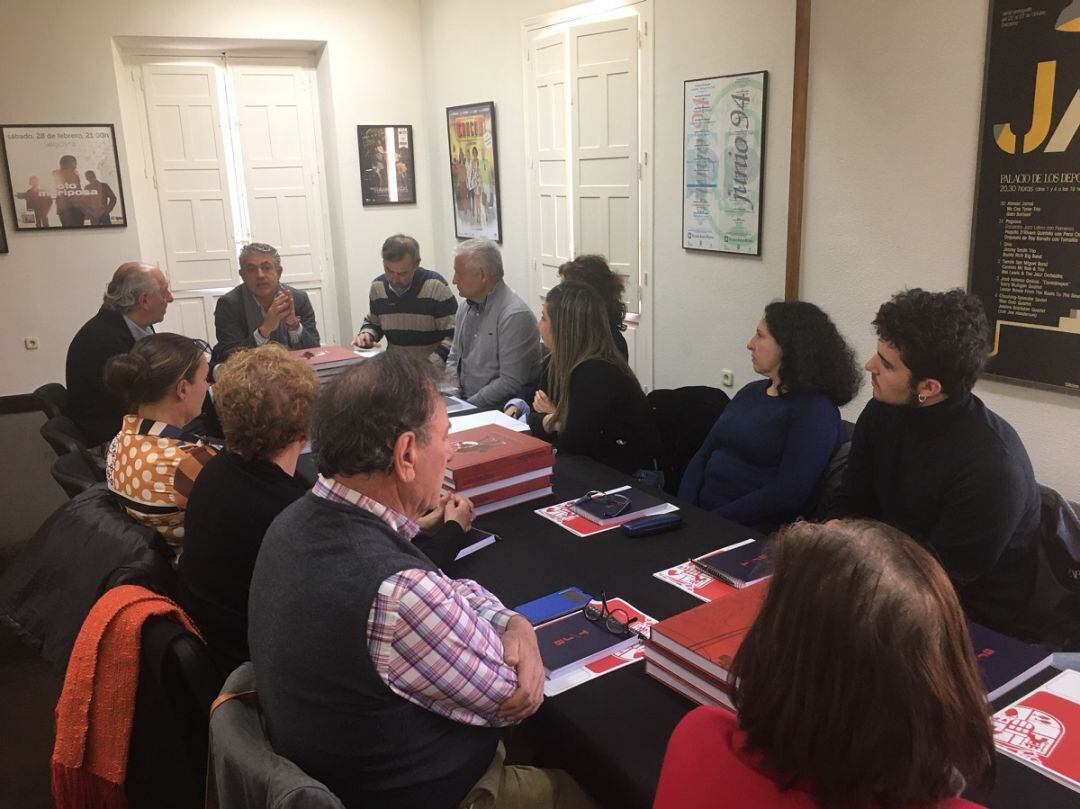 Reunión del diputado José María Bravo con representantes de los grupos de Teatro de la provincia. 