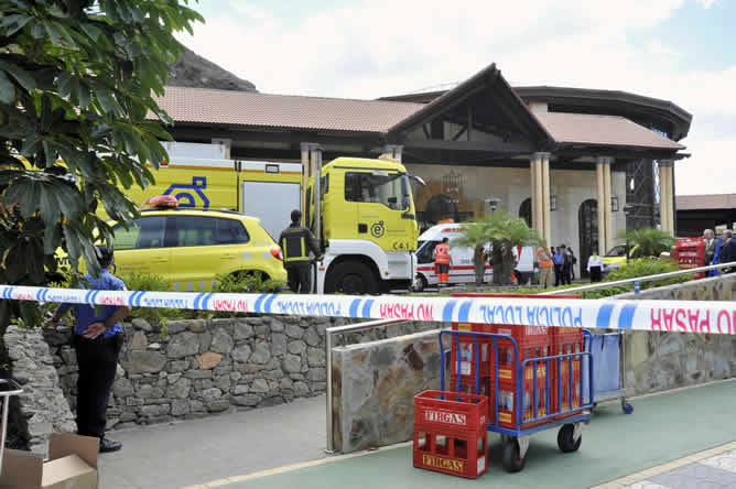 Entrada del hotel de Playa de Mogán, en Gran Canaria, tras la explosión de gas que ha causado varios heridos.