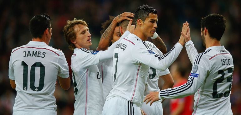 Los jugadores del Real Madrid celebran el gol conseguido ante el Liverpool en el Bernabéu.