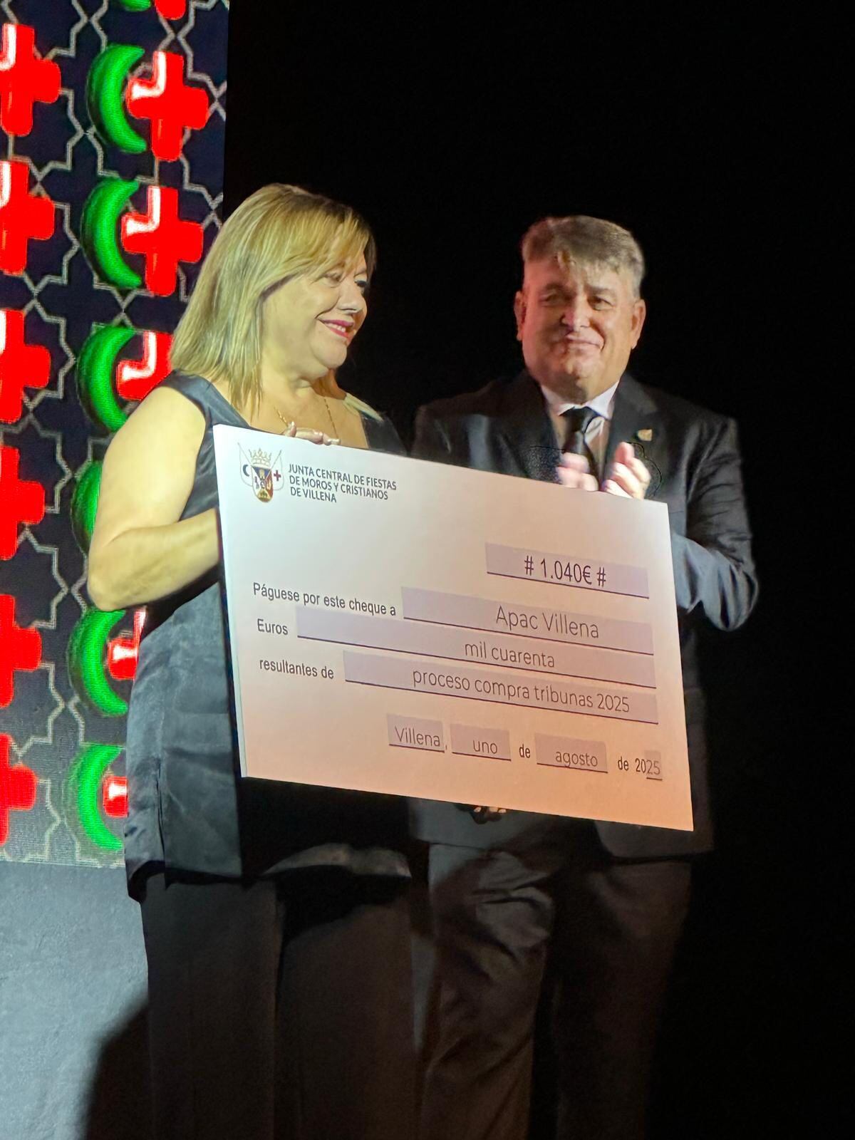 Apac recibe el cheque solidario de las Tribunas