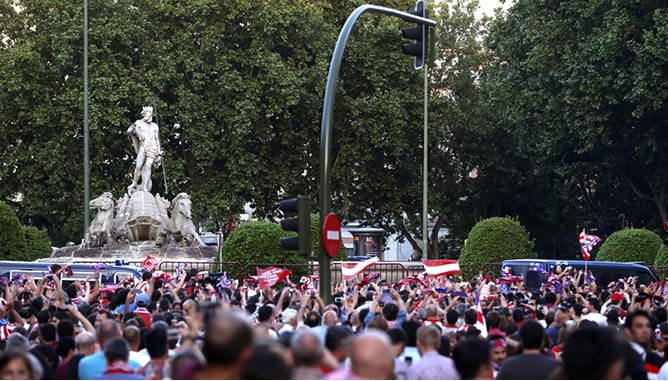 Los seguidores del Atlético se han empezado a desplazar a Neptuno en cuanto el equipo rojiblanco se ha proclamado campeón de Liga en el Camp Nou.