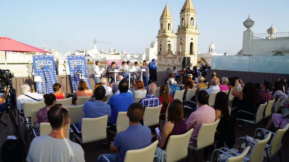 Las torres de la Iglesia de San Antonio asisten a la final del Doctorado Honoris Cádiz desde la azotea de la Fundación Cajasol