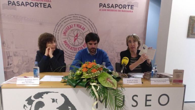 La consejera de cultura Ana Herrera, el alcalde de Tudela Eneko Larrarte y la directora del servicio de museos Susana Irigaray