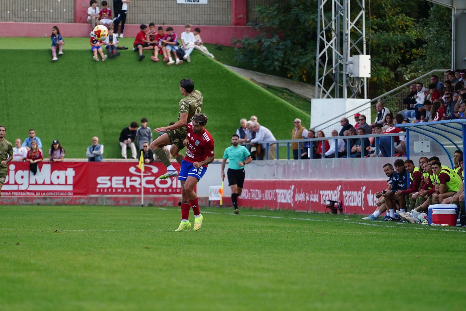 Cristo Romero, jugador del Real Murcia, controla un balón en Tarazona.