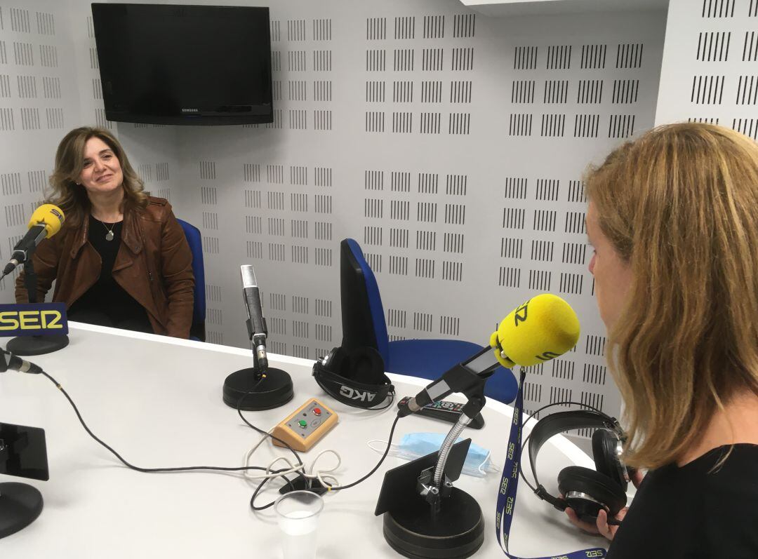 Pilar Cancela, diputada del PSOE, y Aida Pena, jefa de informativos de la Cadena Ser en Galicia