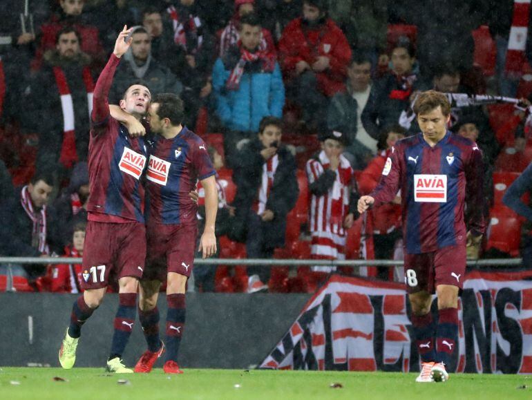 Kike García celebra el gol del empate del Eibar en San Mamés