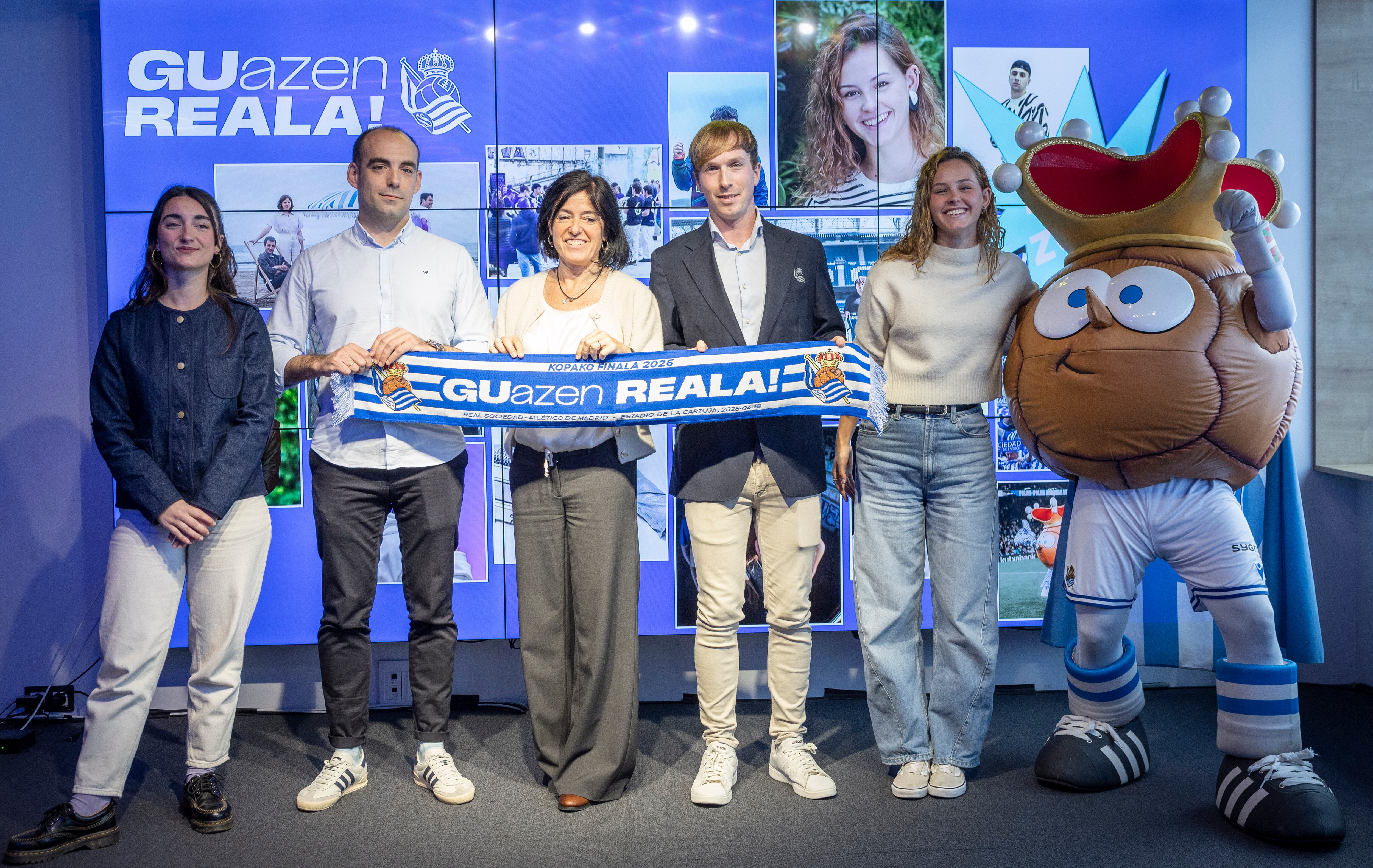 SAN SEBASTIÁN, 13/04/2026.- La cantautora vasca Josune Arakistain "Shüne" (i), y la actriz y bailarina Sua Enparantza (d), junto a otros participantes, posan este lunes durante la rueda de prensa que ha ofrecido Real Sociedad, en la que ha dado a conocer todos los detalles de la fan zone para la afición txuri urdin en Sevilla de cara a la final de la Copa del Rey de este sábado ante el Atlético de Madrid. EFE/Javier Etxezarreta