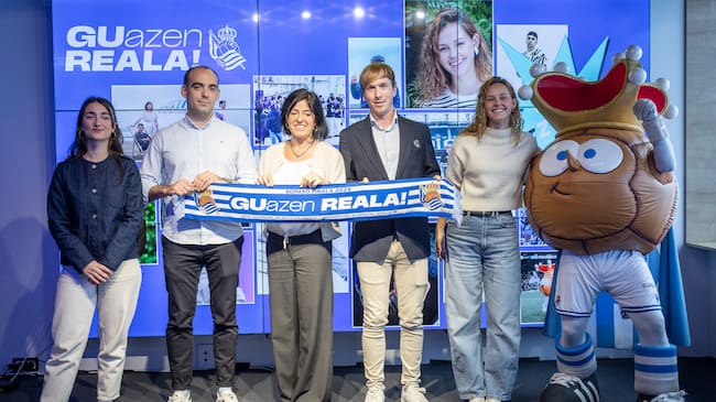 SAN SEBASTIÁN, 13/04/2026.- La cantautora vasca Josune Arakistain "Shüne" (i), y la actriz y bailarina Sua Enparantza (d), junto a otros participantes, posan este lunes durante la rueda de prensa que ha ofrecido Real Sociedad, en la que ha dado a conocer todos los detalles de la fan zone para la afición txuri urdin en Sevilla de cara a la final de la Copa del Rey de este sábado ante el Atlético de Madrid. EFE/Javier Etxezarreta