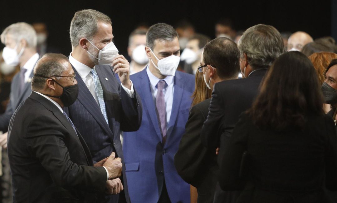 El Rey Felipe VI y el presidente del Gobierno, Pedro Sánchez, durante la cena inaugural del Mobile World Congress