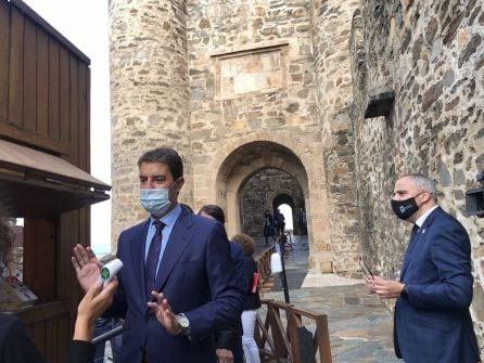 El consejero de presidencia en el control de temperatura junto al alcalde de Ponferrada