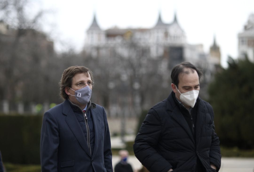 El alcalde de Madrid, José Luis Martínez-Almeida (i), acompañado del delegado de Medio Ambiente y Movilidad, Borja Carabante (d).