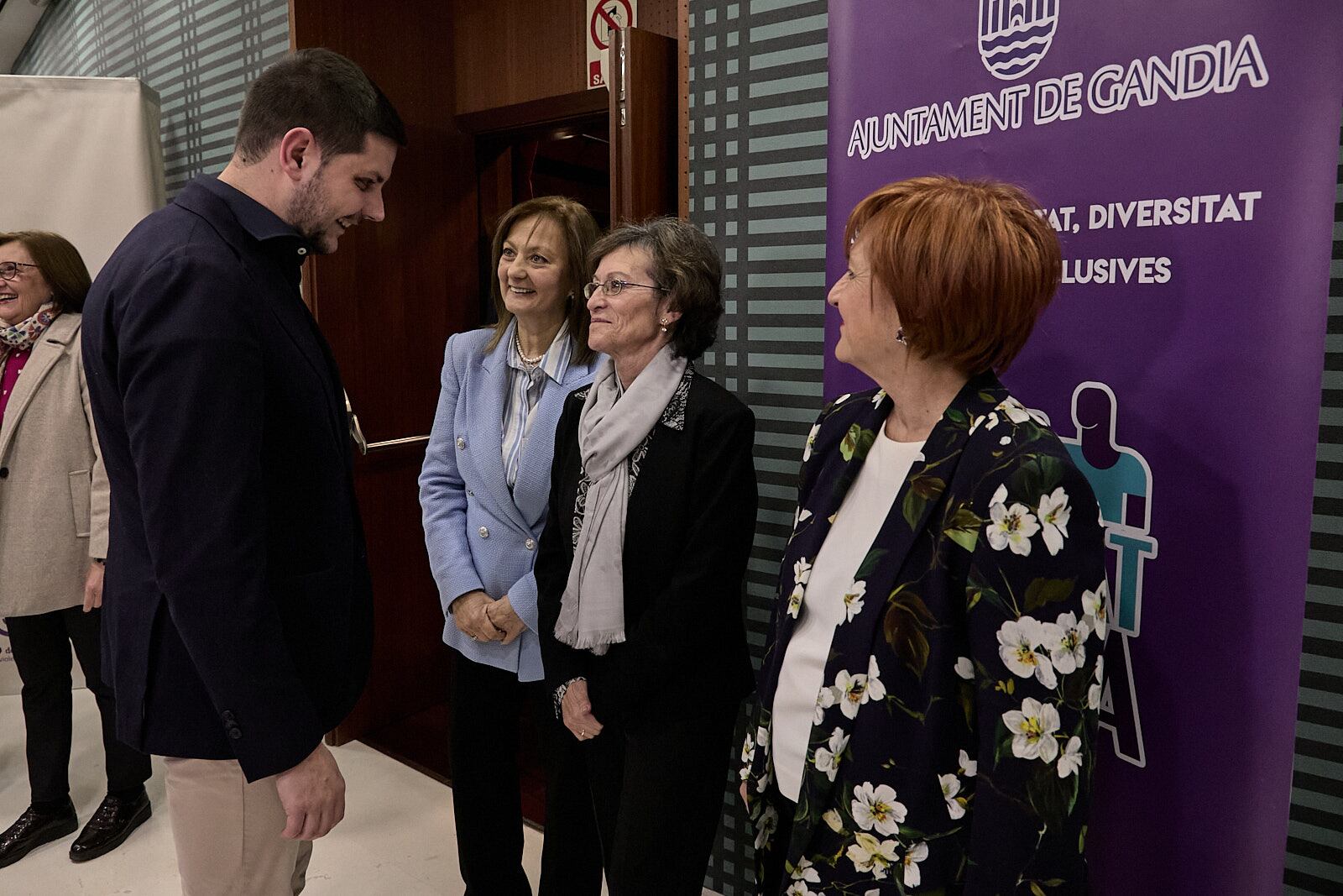Maribel Codina, Agustina Perez e Isabel Morant, saludando al alcalde de Gandia, Jose Manuel Prieto.
