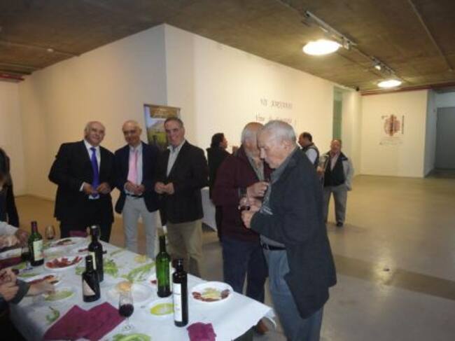 El alcalde de Quesada en la degustación tras la charla coloquio sobre el futuro del vino de esparteña y aceite royal