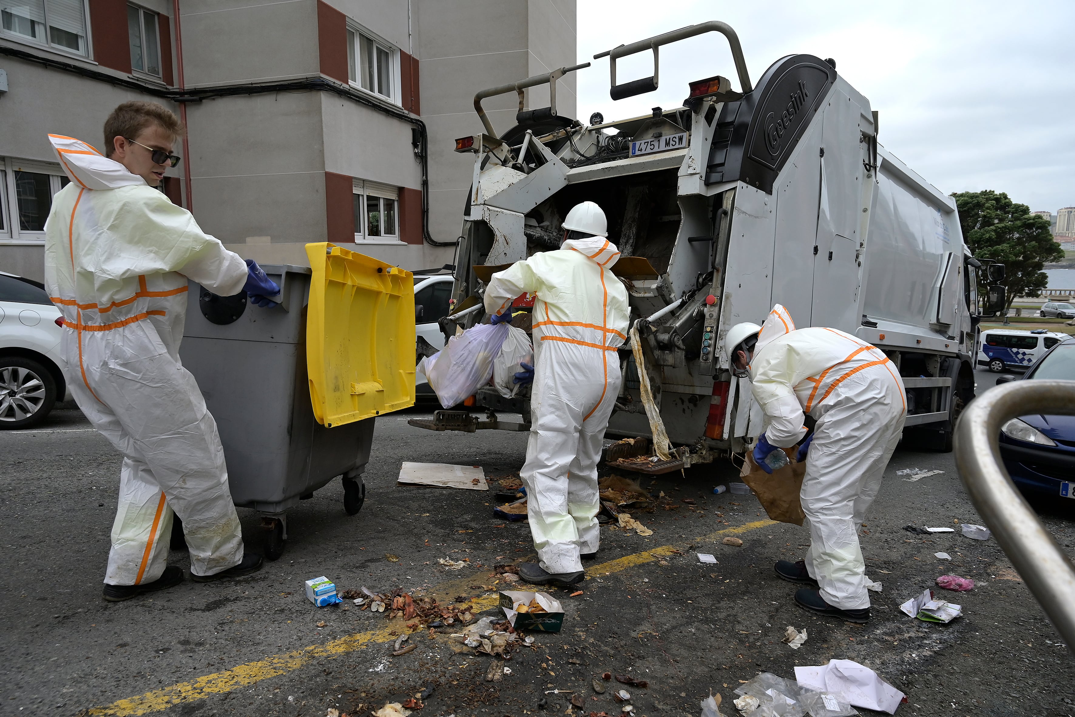 LA CORUÑA, 25/07/2024.- La empresa Valoriza, a la que el Ayuntamiento de A Coruña ha contratado para recoger la basura durante la situación de emergencia sanitaria, ha iniciado sus labores en varias calles de la ciudad y sus camiones van acompañados de escolta policial. Cinco vehículos de Valoriza ya han empezado a retirar basura en puntos especialmente sensibles, como en las proximidades de los centros sanitarios, y en puntos críticos de insalubridad en los que se han acumulado los residuos durante las últimas semanas. EFE/ Moncho Fuentes
