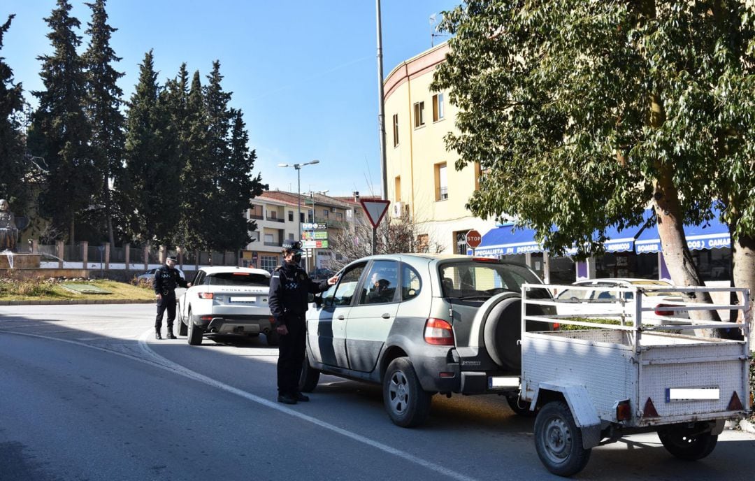 Controles con motivo de las restricciones por la covid por parte de la Policía Local de Baza (Granada)