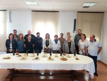 Todos los participantes posan junto a su creación para la VI ruta de la tapa
