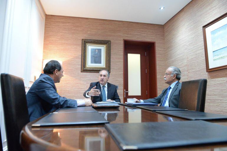 Landaluce, González y Morón, durante la reunión sobre el suministro eléctrico del Puerto de Algeciras.