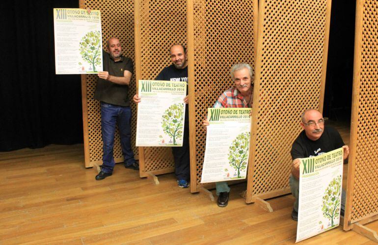 Directores de varios grupos locales de teatro, posan con el cartel anunciador en el teatro Coliseo, de este XIII Otoño de Teatro de Villacarrillo