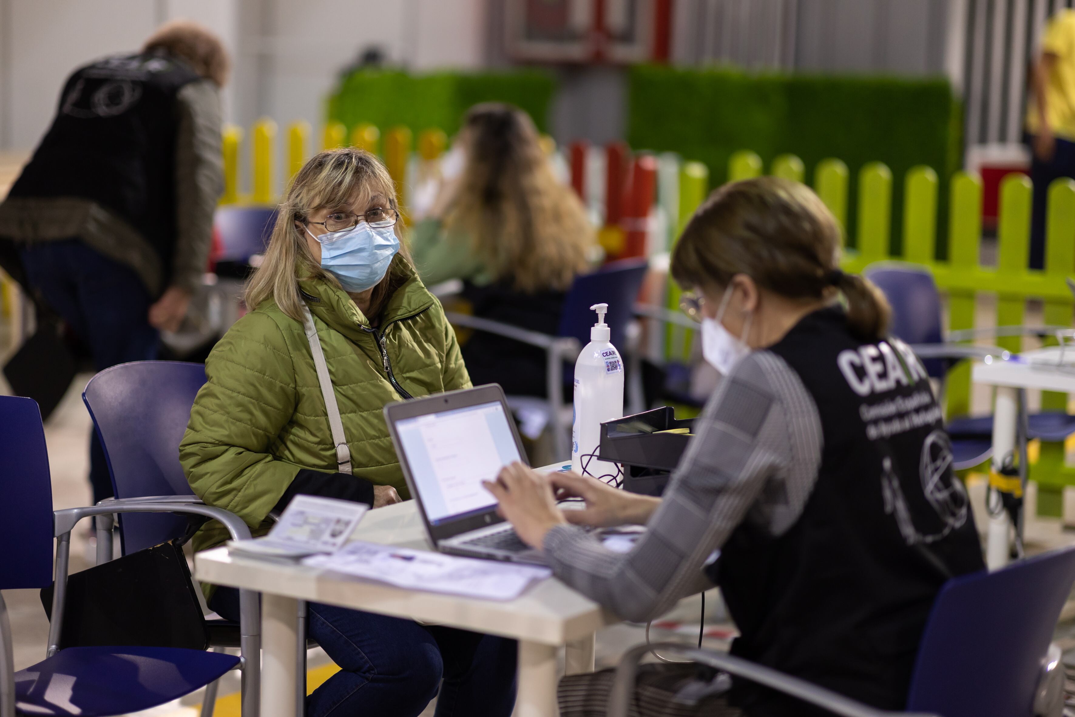 MÁLAGA, 20/04/2022.- Una voluntaria atiende a una mujer en el centro de acogida para la recepción, atención y derivación de ciudadanos ucranianos que huyen de la invasión rusa de Ucrania, en el Palacio de Ferias y Congresos de Málaga, hoy miércoles durante la visita realizada por el presidente del Gobierno, Pedro Sánchez, donde ha informado que unos 134.000 refugiados ucranianos han llegado a España, y de ellos alrededor de 64.000 se han acogido a la orden de protección temporal, y donde ha mostrado su &quot;orgullo de país&quot; por la acogida que se les está prestando. EFE/Carlos Díaz
