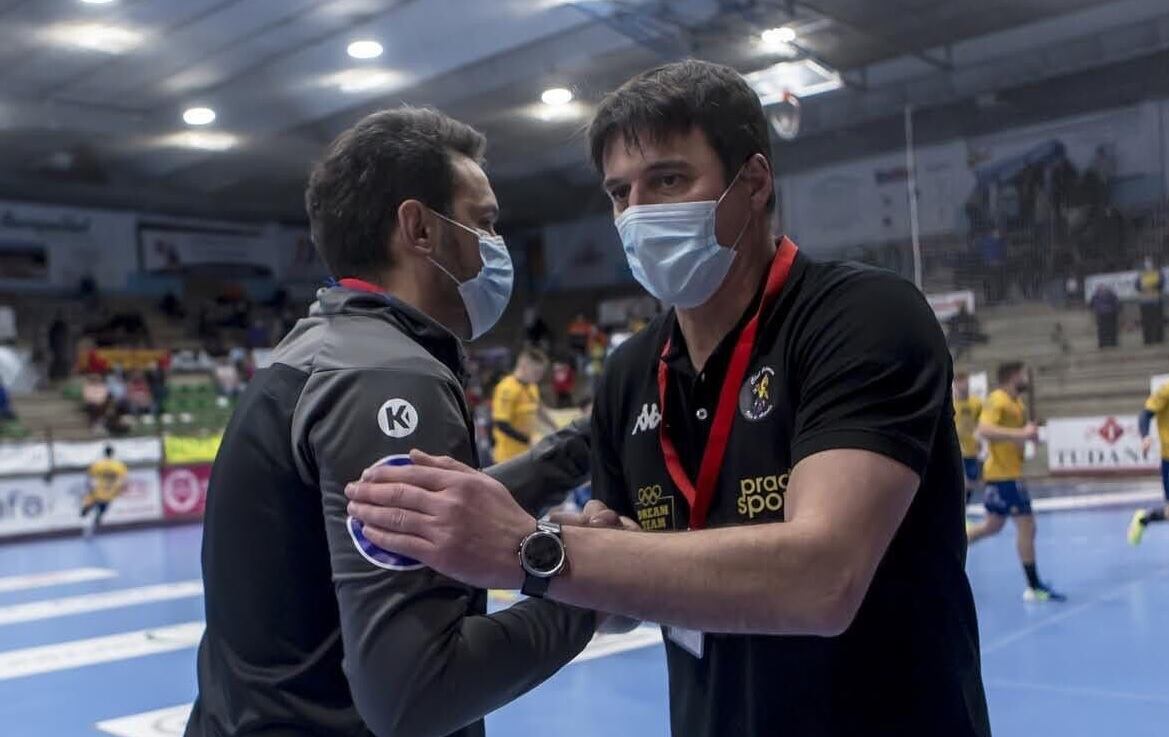 El entrenador del Tubos Aranda, Mariano Ortega (d)