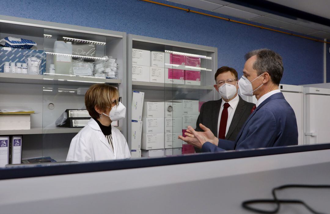 El ministro de Ciencia e Innovación, Pedro Duque y el president de la Generalitat, Ximo Puig visitan las instalaciones y hablan con las profesionales del Instituto de Biomedicina del CSIC en València