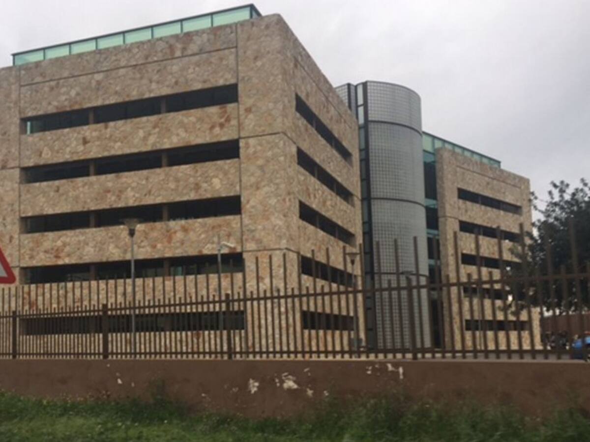 Detienen a un hombre que fue sorprendido forzando la puerta de un comercio