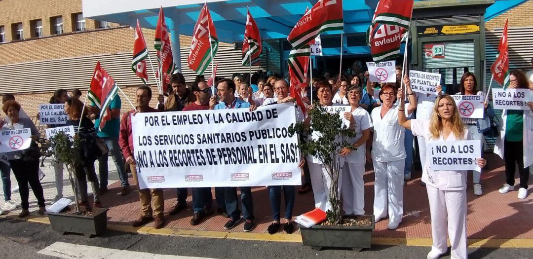 Imagen de archivo de personal sanitario concentrado en las puertas del Hospital de Minas de Riotinto (Huelva), en octubre de 2019.