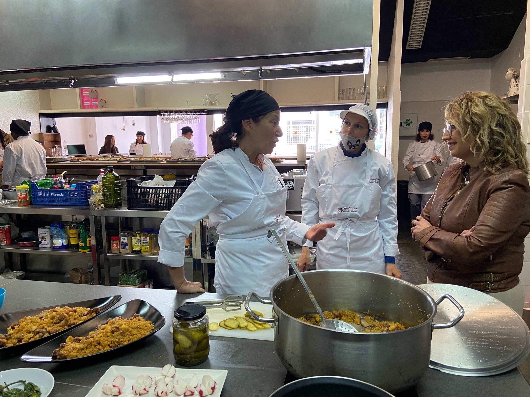 La presidenta de IMEFE y concejala, Mari Carmen Angulo, en una visita a uno de los cursos.