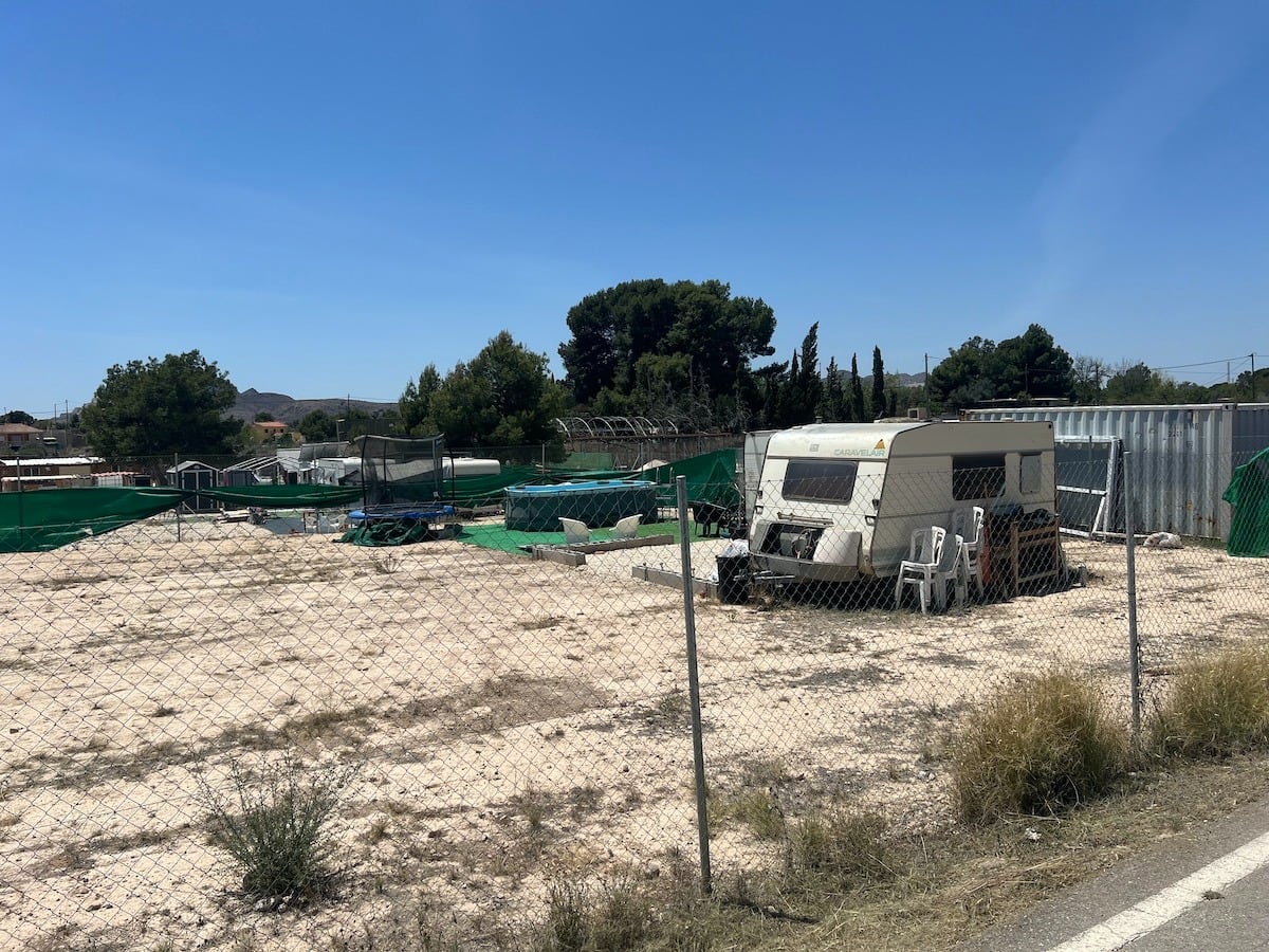 Parcela con una caravana y una piscina que se encuentra en las pedanías y que los vecinos consideran ilegal