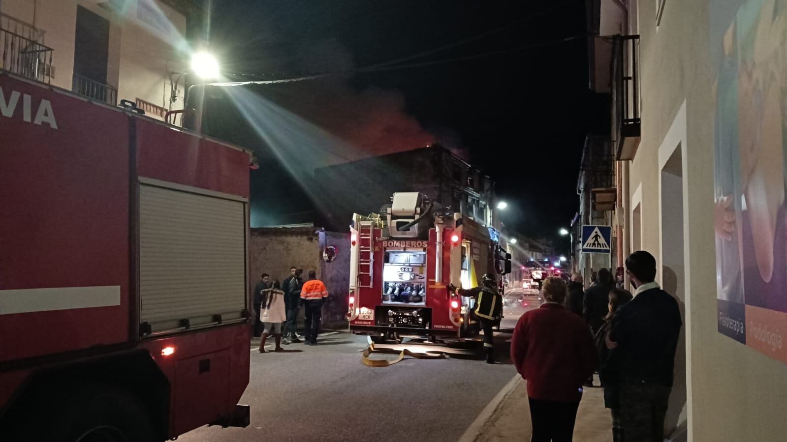 Bomberos sofocando el incendio en la vivienda de Fuenterrebollo