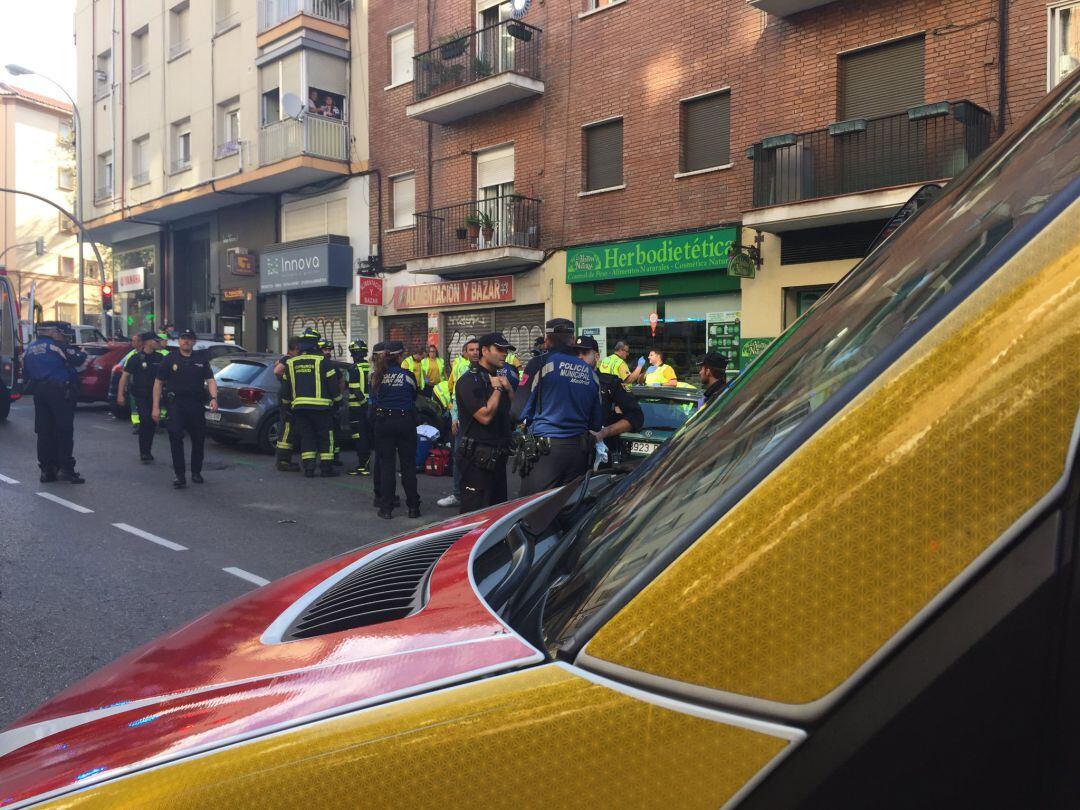 Agentes de Emergencias en la calle donde cayeron madre e hija.