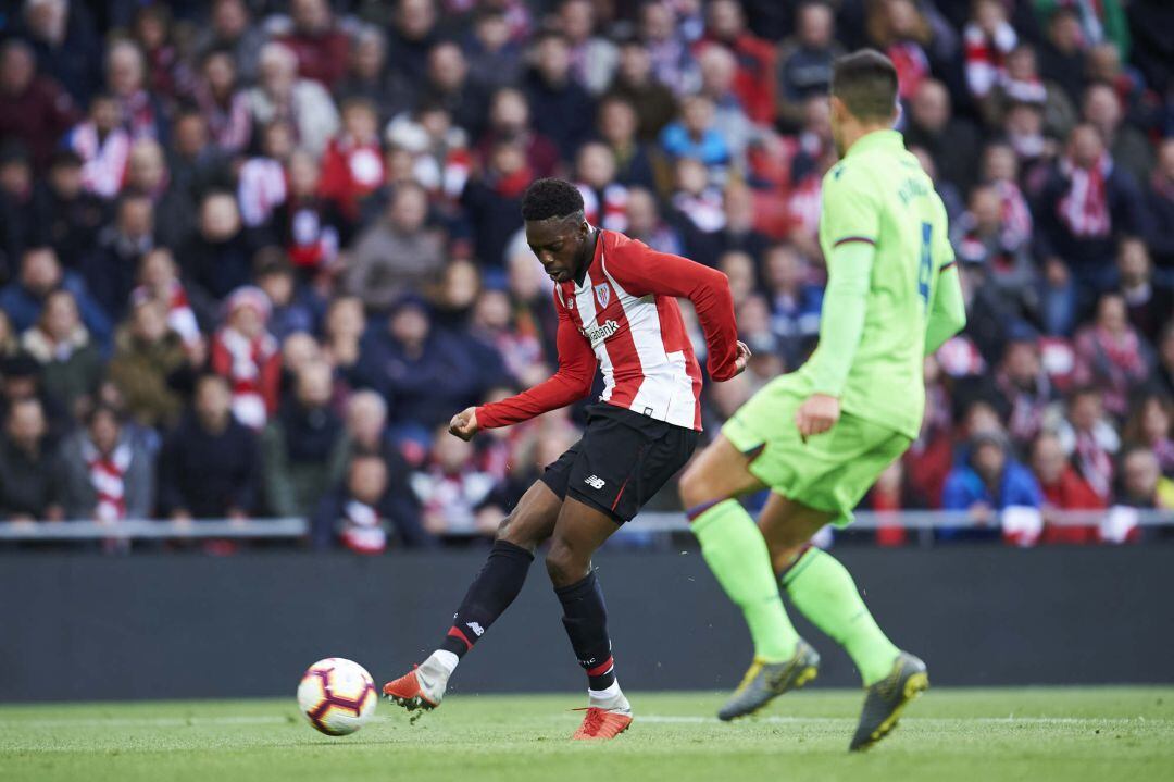 Inaki Williams of Athletic Club scoring his team's second goal during the La Liga match between Athletic Club and Levante UD at San Mames Stadium on April 03, 2019 in Bilbao, Spain