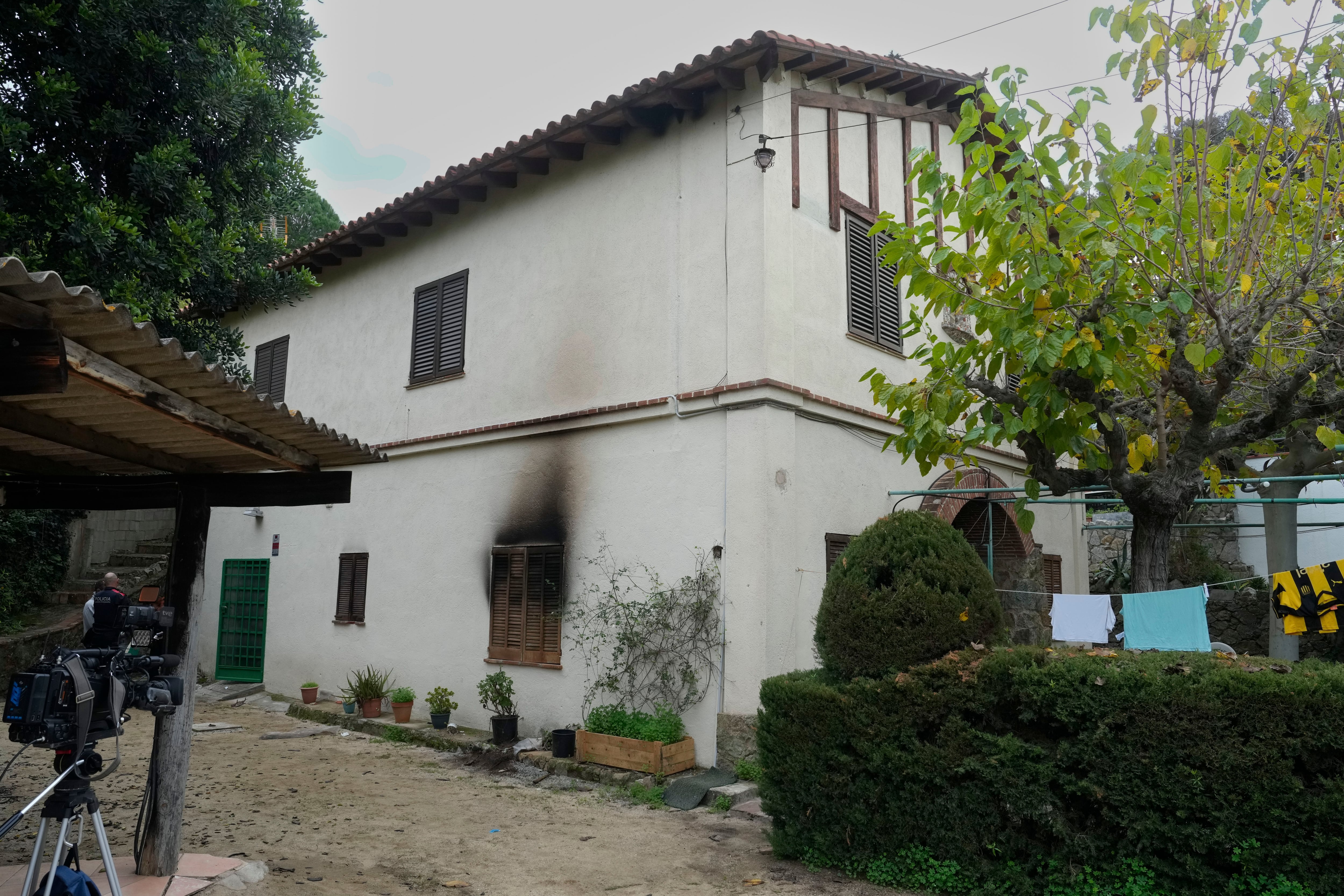 Los Mossos investigan la muerte de un padre y un hijo en Arenys de Mar, las víctimas han sido halladas con signos de violencia en el interior de la vivienda después de un incendio.