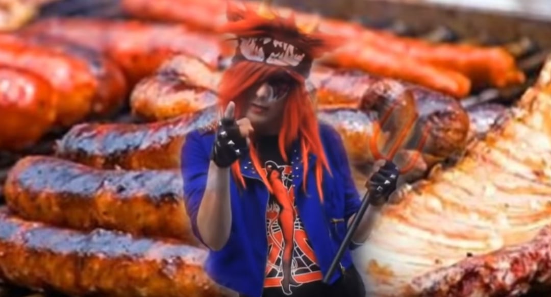 Diablillojl en un fotograma del videoclip de Come Churrasco