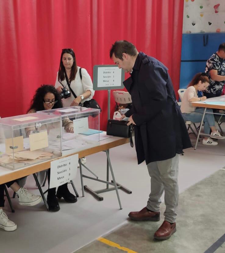 Antonio Laborda, candidato de Vox, a punto de votar