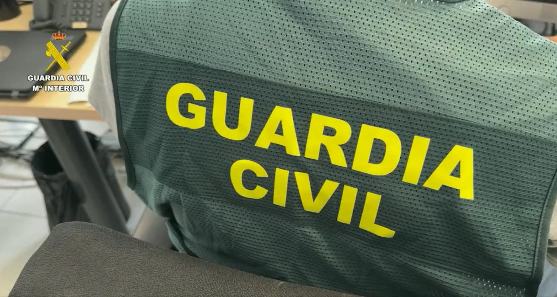 El logotipo de la Guardia Civil en la espalda de un agente vestido con chaleco