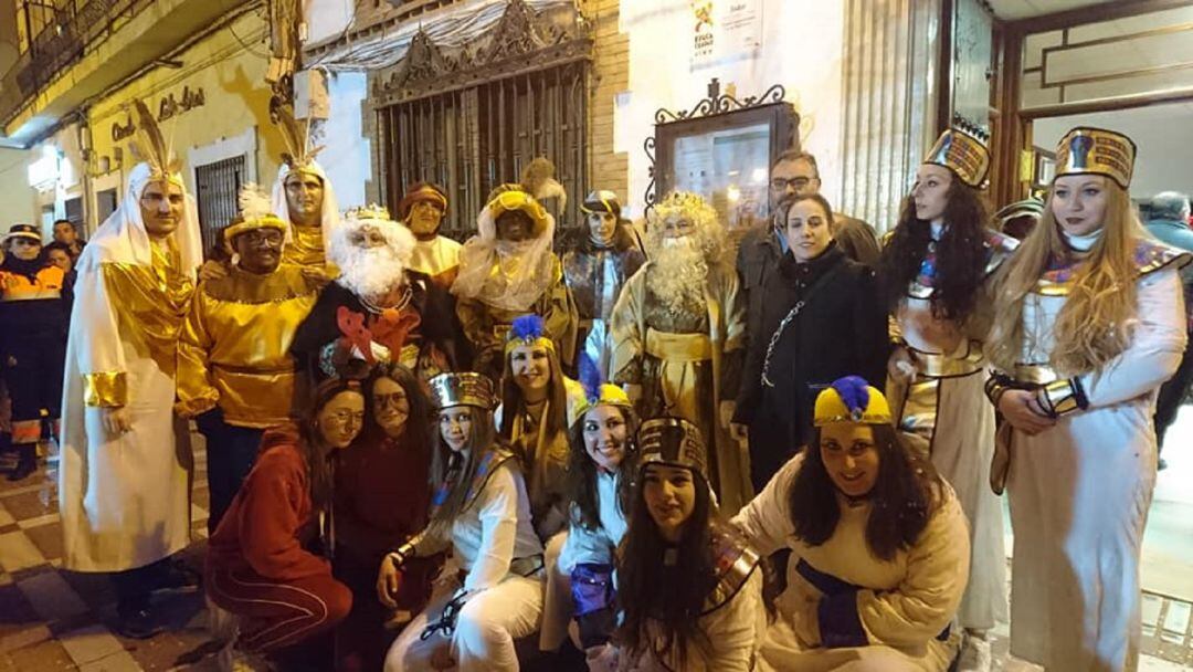 Foto de familia de la comitiva real, a la puerta del Ayuntamiento de Jódar