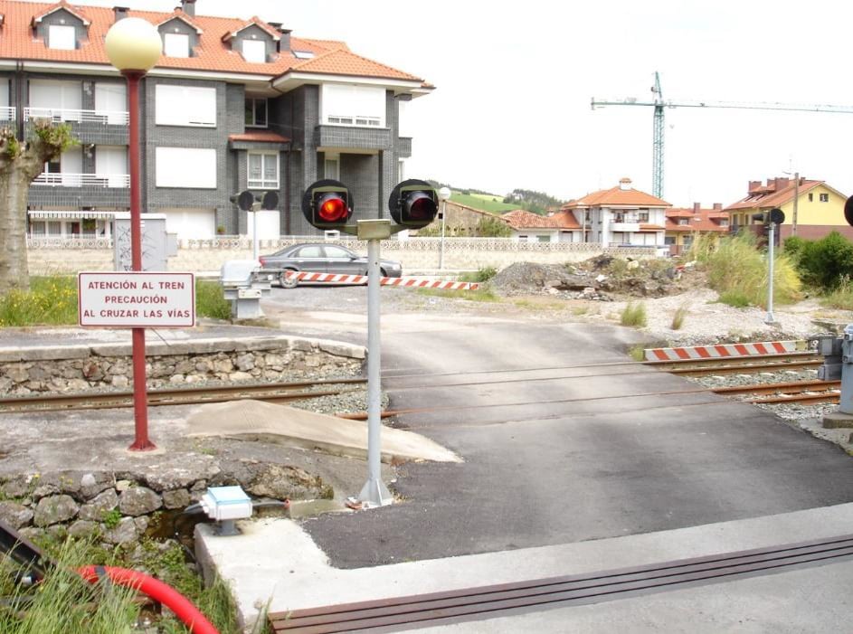 Paso a nivel en Hazas de Cesto que se va a eliminar.