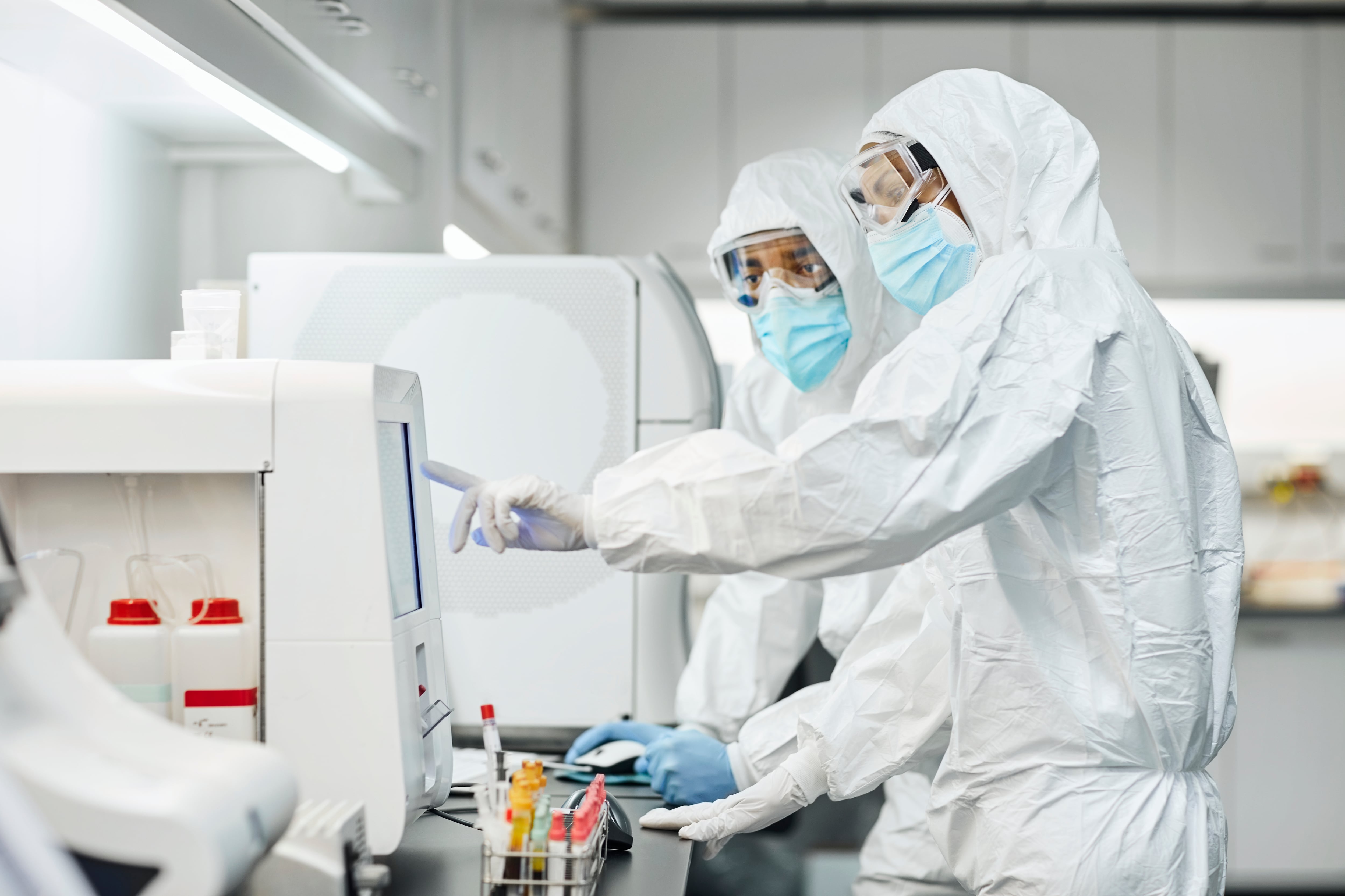 Doctores trabajando en un laboratorio durante la pandemia del COVID